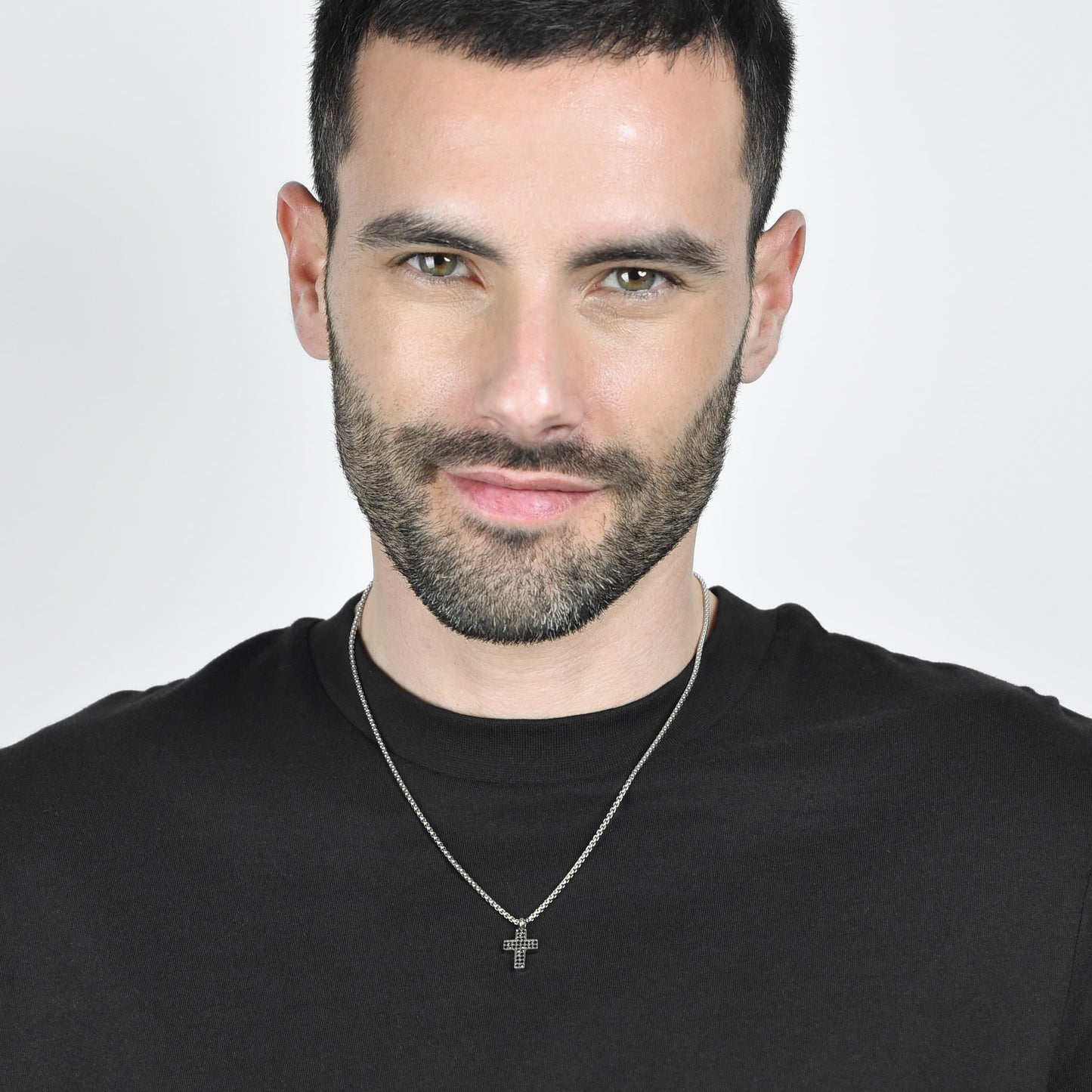 COLLAR CRUZ DE ACERO PARA HOMBRE CON CRISTALES NEGROS