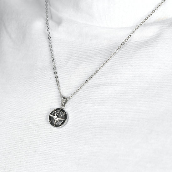 COLLAR DE ACERO PARA HOMBRE CON ROSA DE LOS VIENTOS Y ESMALTE NEGRO