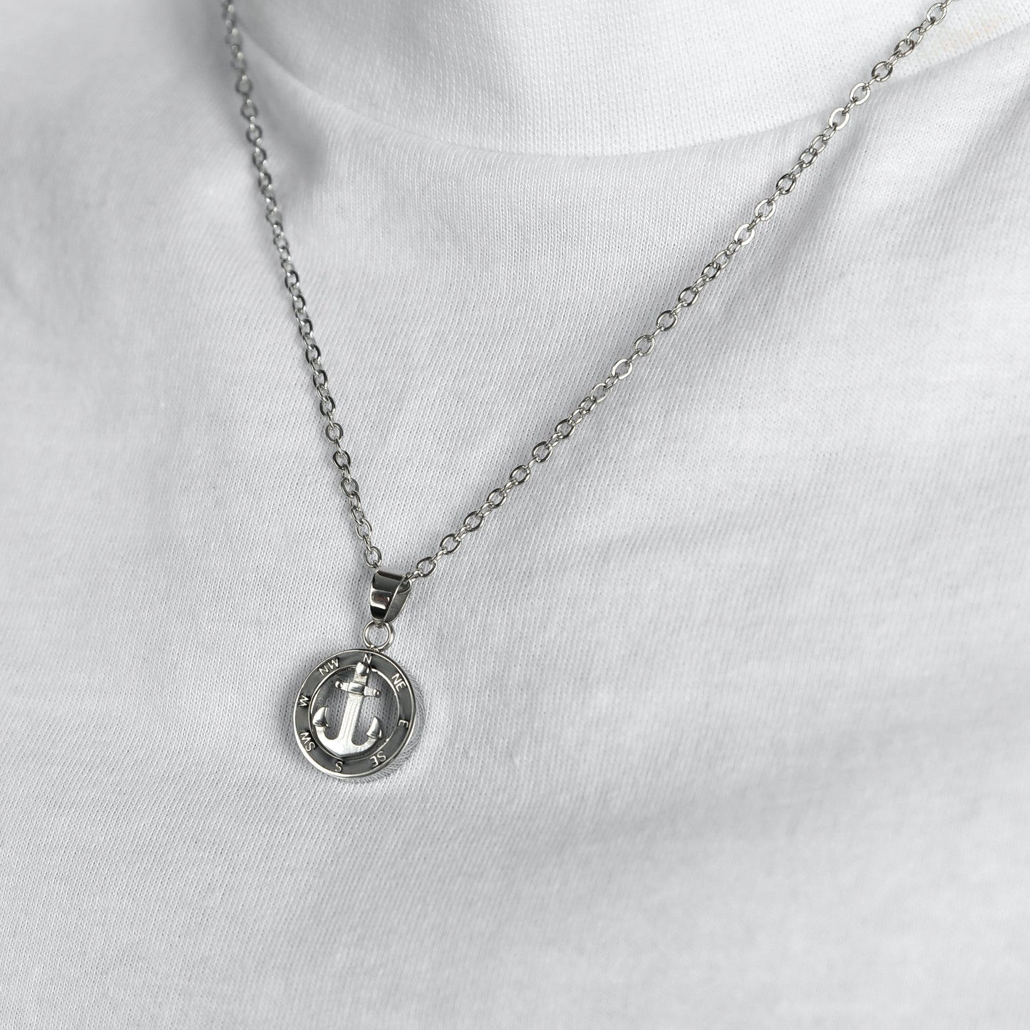 COLLAR DE HOMBRE DE ACERO CON ANCLA ESMALTADA NEGRA