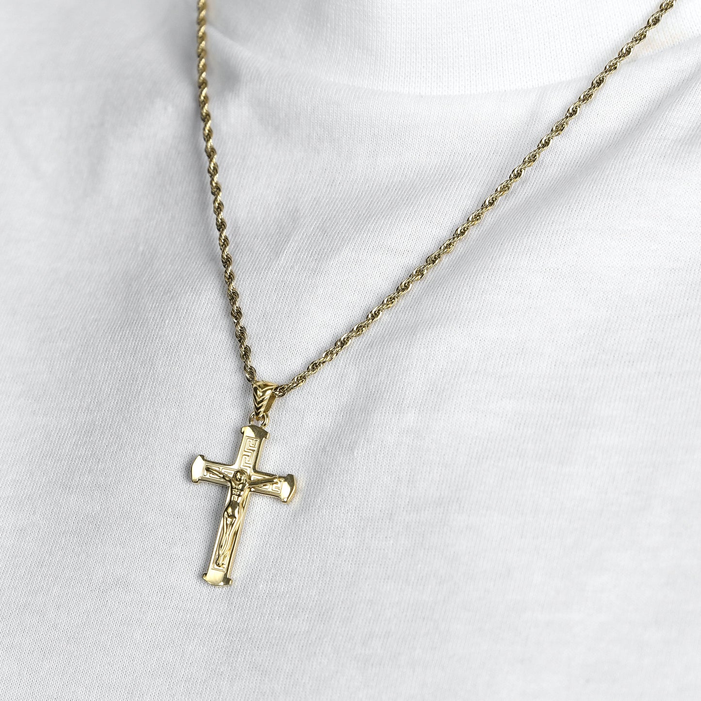COLLAR DE HOMBRE IP DE ACERO DORADO CON CRUCIFIJO