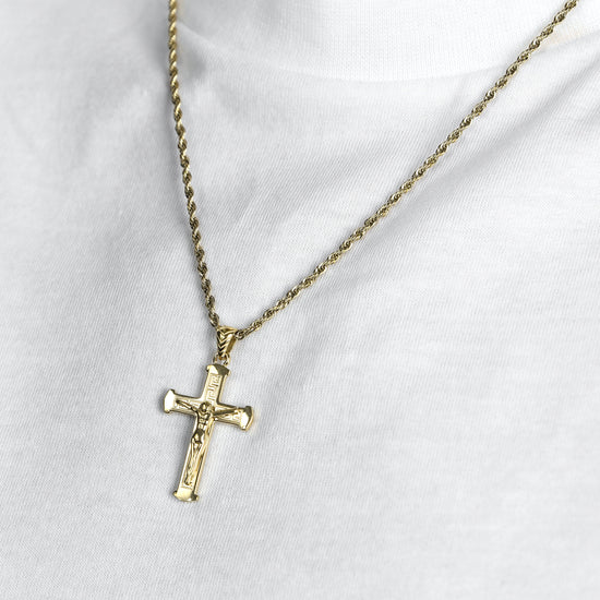 COLLAR DE HOMBRE IP DE ACERO DORADO CON CRUCIFIJO