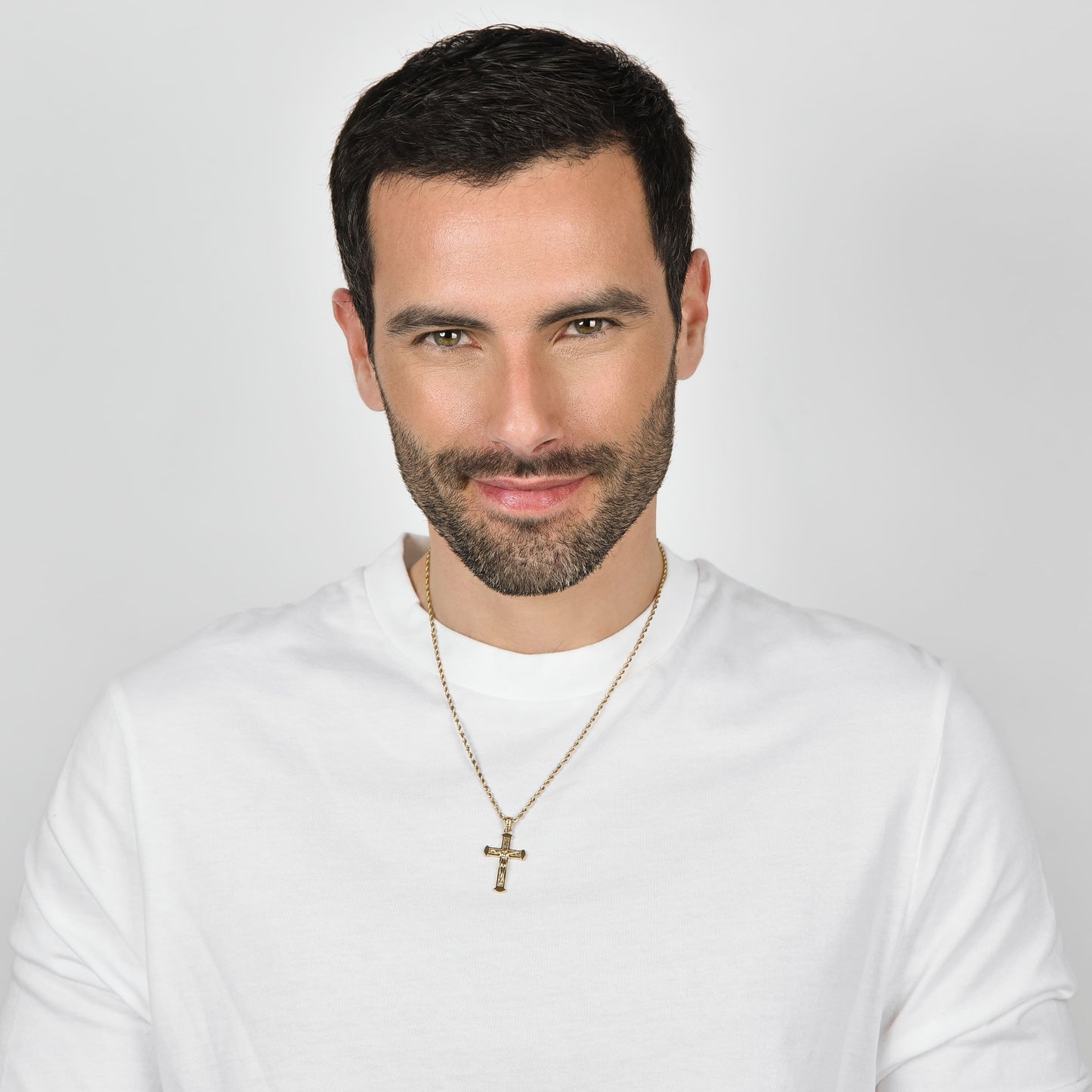 COLLAR DE HOMBRE IP DE ACERO DORADO CON CRUCIFIJO