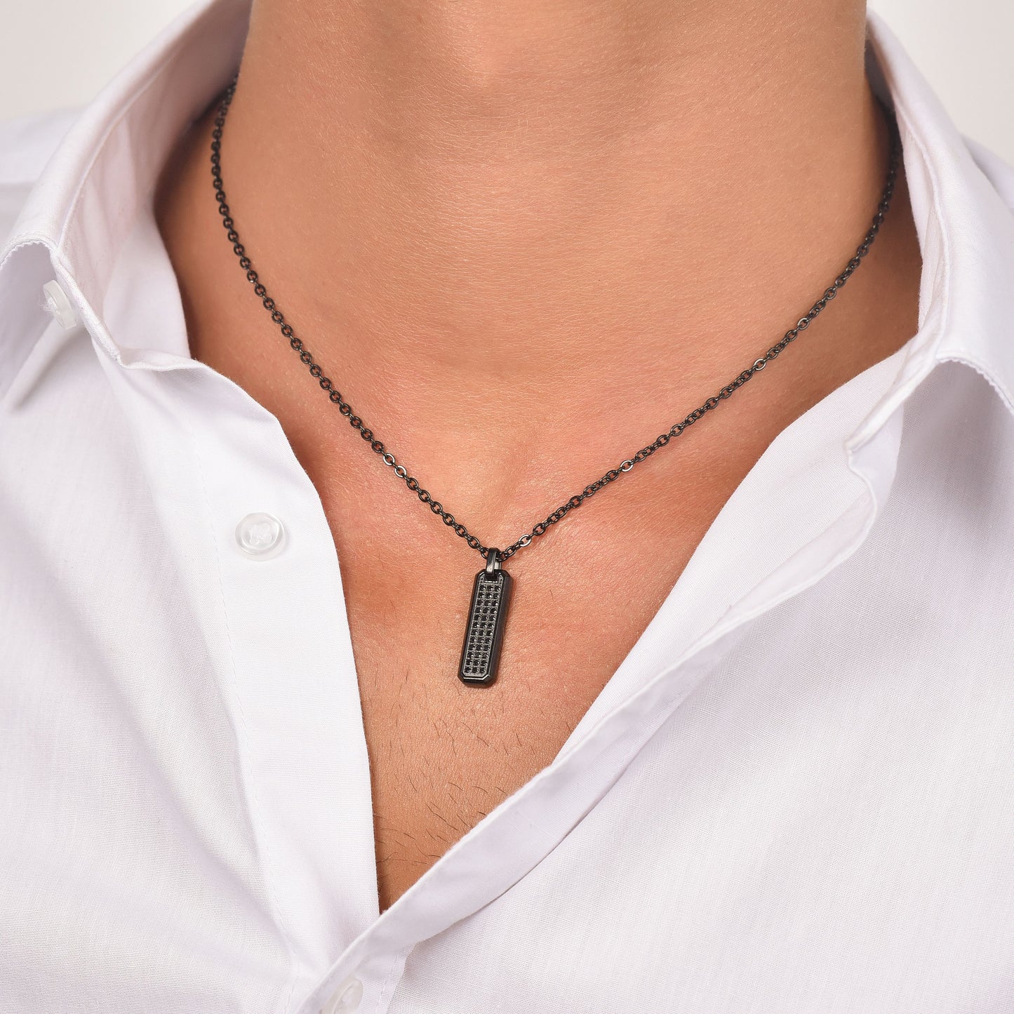 COLLAR DE HOMBRE DE ACERO IP NEGRO CON ELEMENTO DE CRISTAL NEGRO