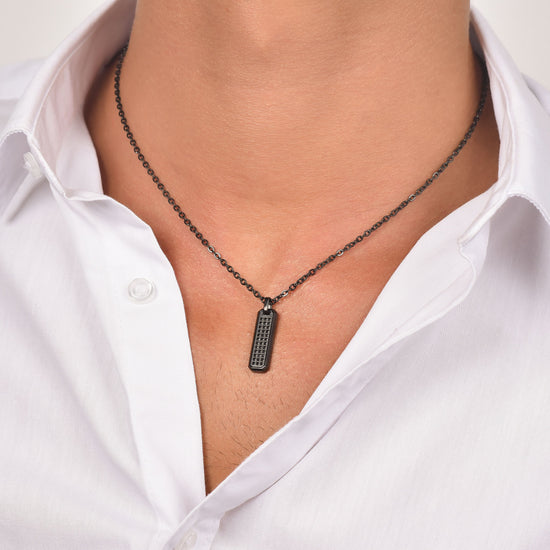 COLLAR DE HOMBRE DE ACERO IP NEGRO CON ELEMENTO DE CRISTAL NEGRO