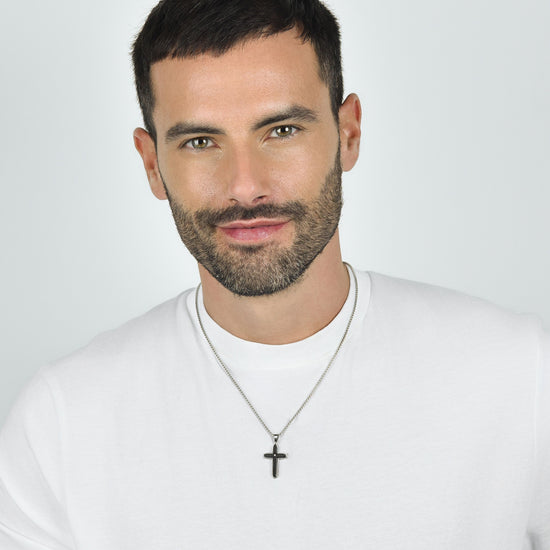 COLLAR CRUZ DE ACERO PARA HOMBRE CON IP NEGRO