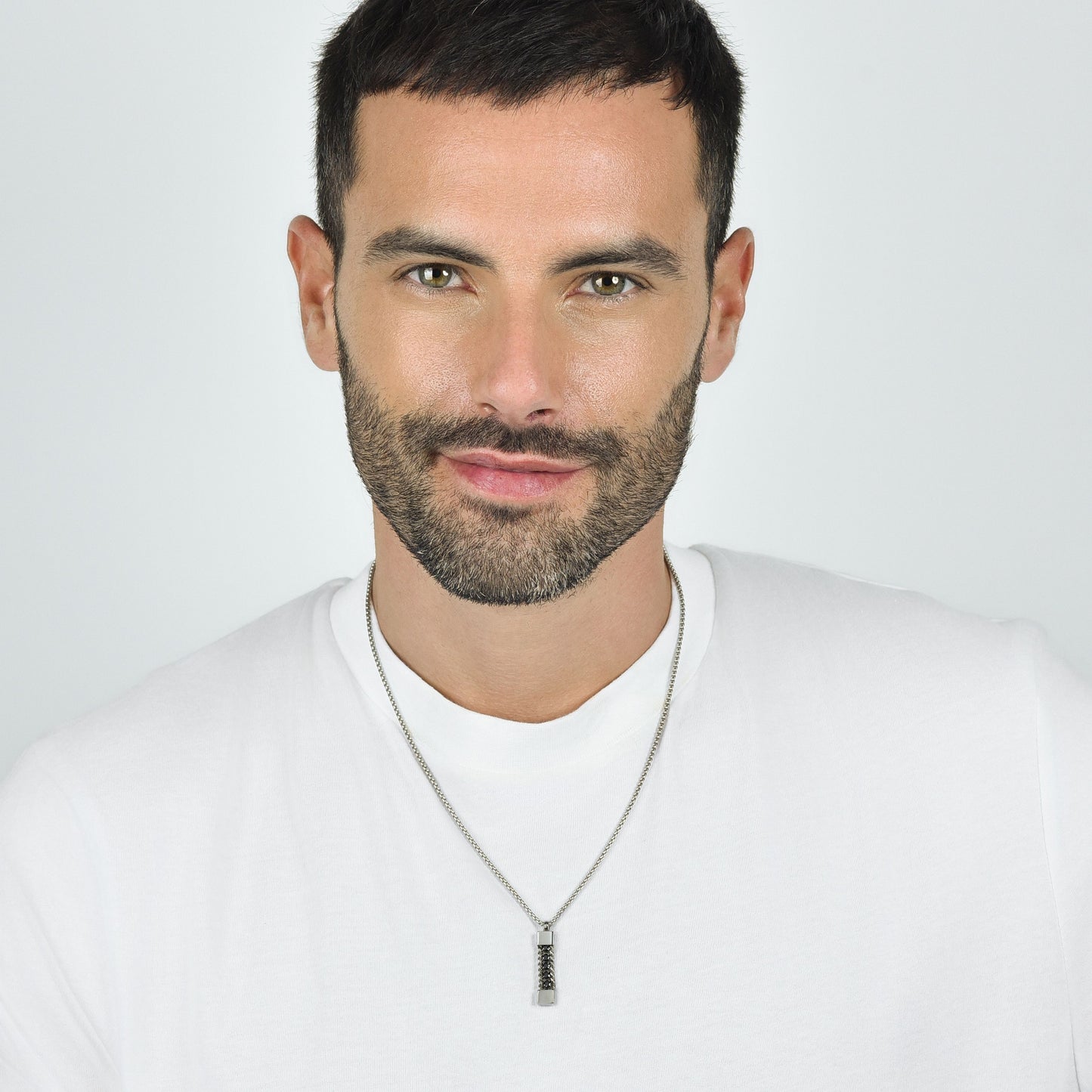 COLLAR ELEMENTO DE ACERO PARA HOMBRE CON CRISTALES NEGROS