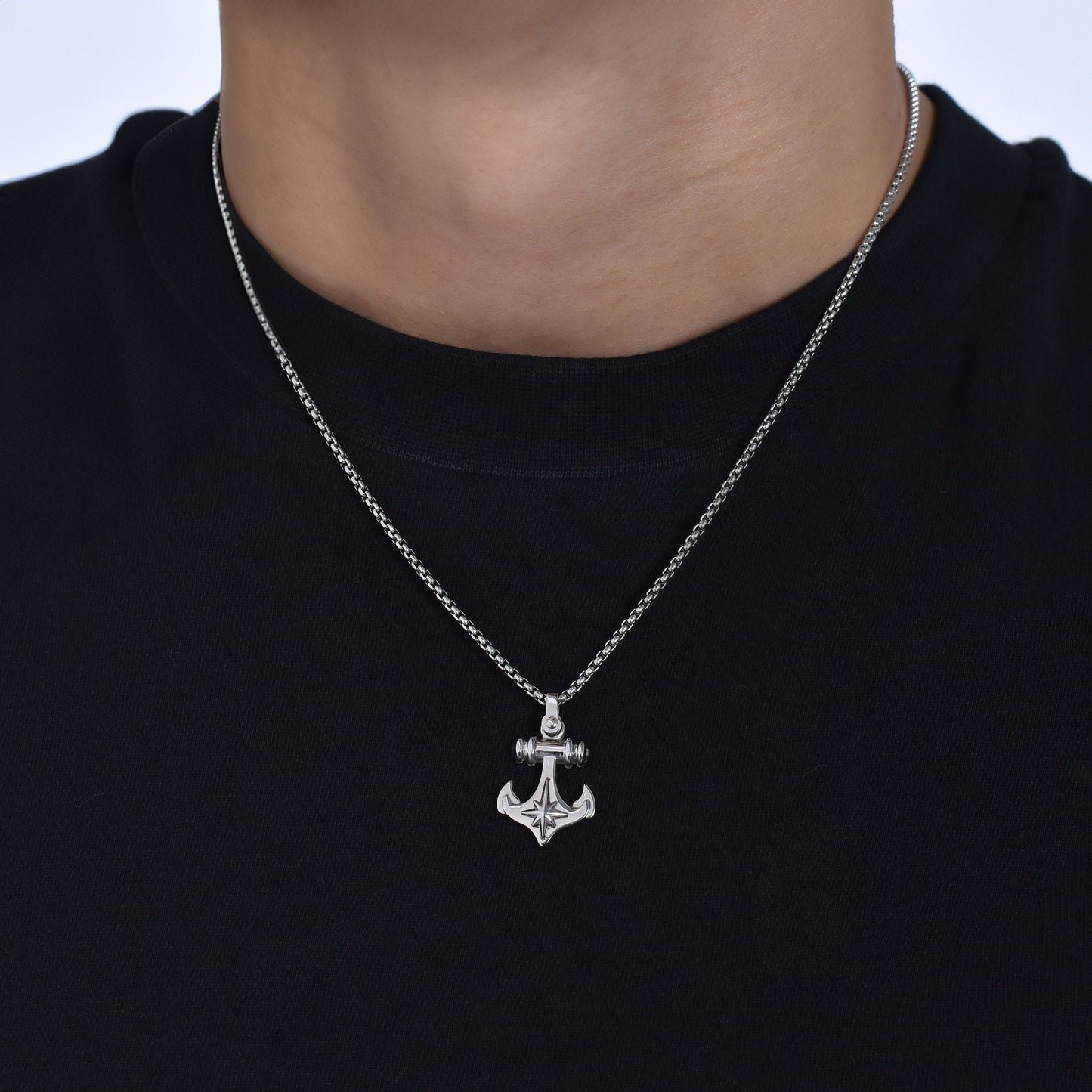 COLLAR MASCULINO DE ACERO CON ANCLA Y ROSA DE LOS VIENTOS