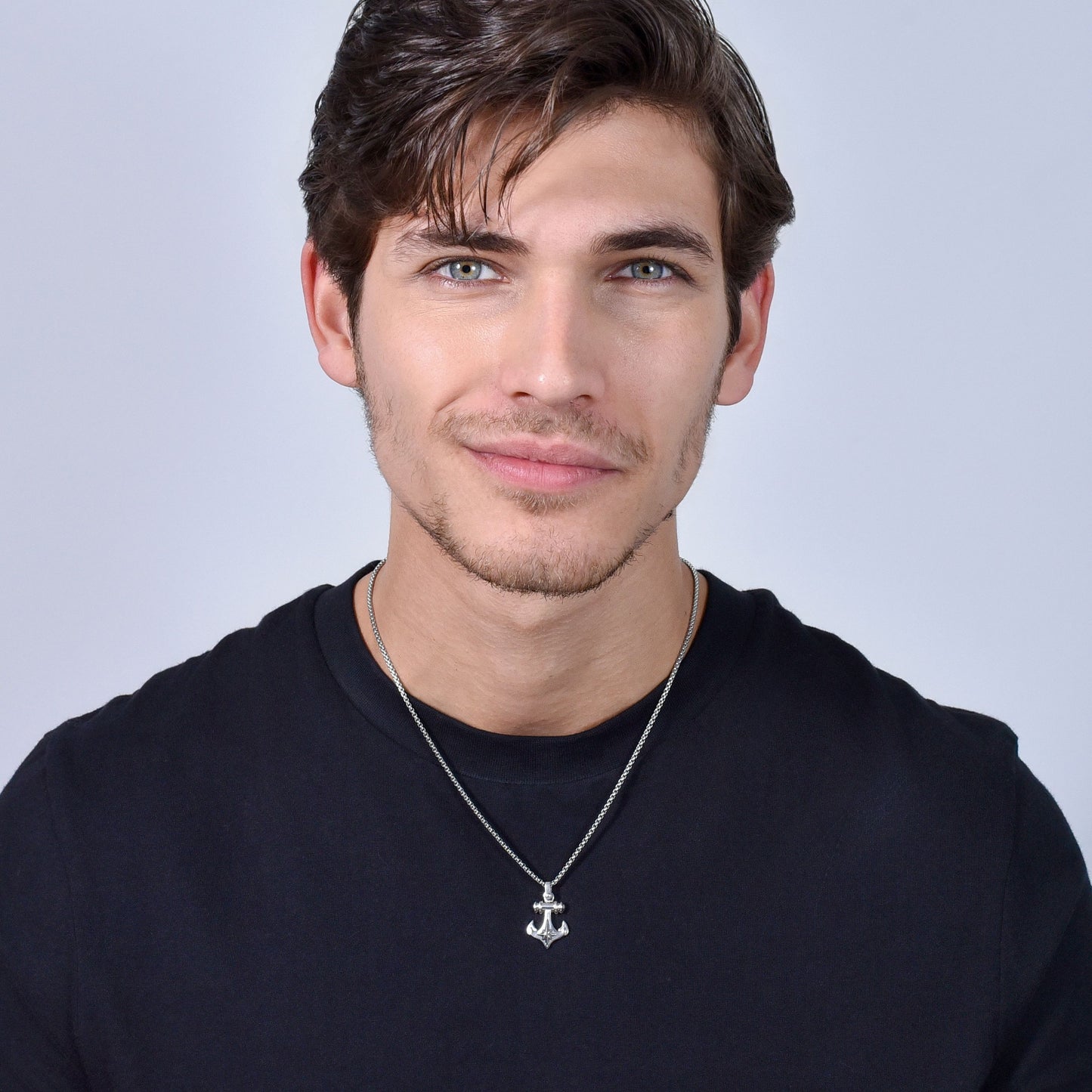 COLLAR MASCULINO DE ACERO CON ANCLA Y ROSA DE LOS VIENTOS