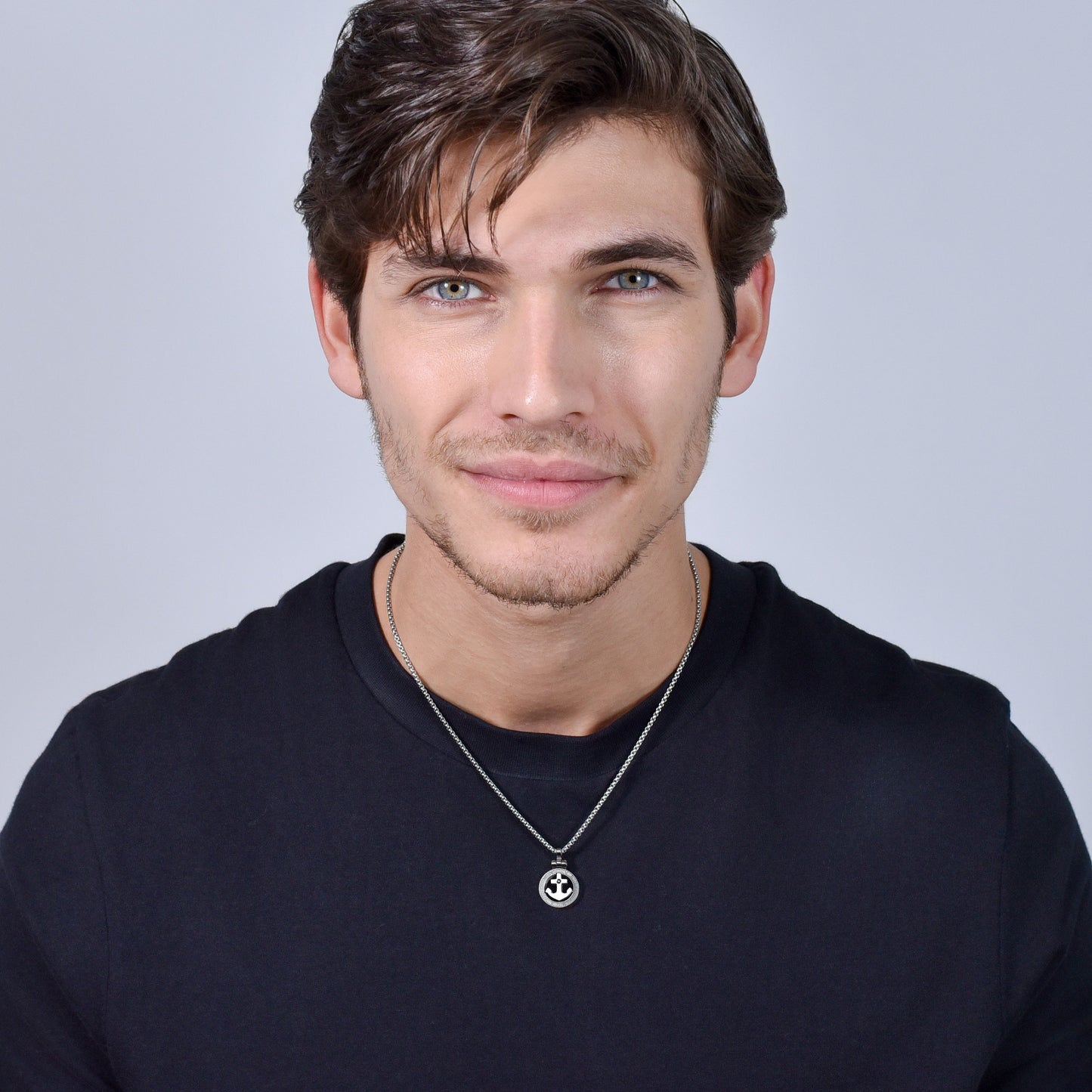 COLLAR DE HOMBRE CON ANCLA DE ACERO Y CRISTAL NEGRO