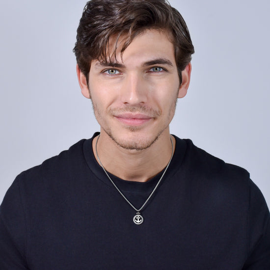 COLLAR DE HOMBRE CON ANCLA DE ACERO Y CRISTAL NEGRO