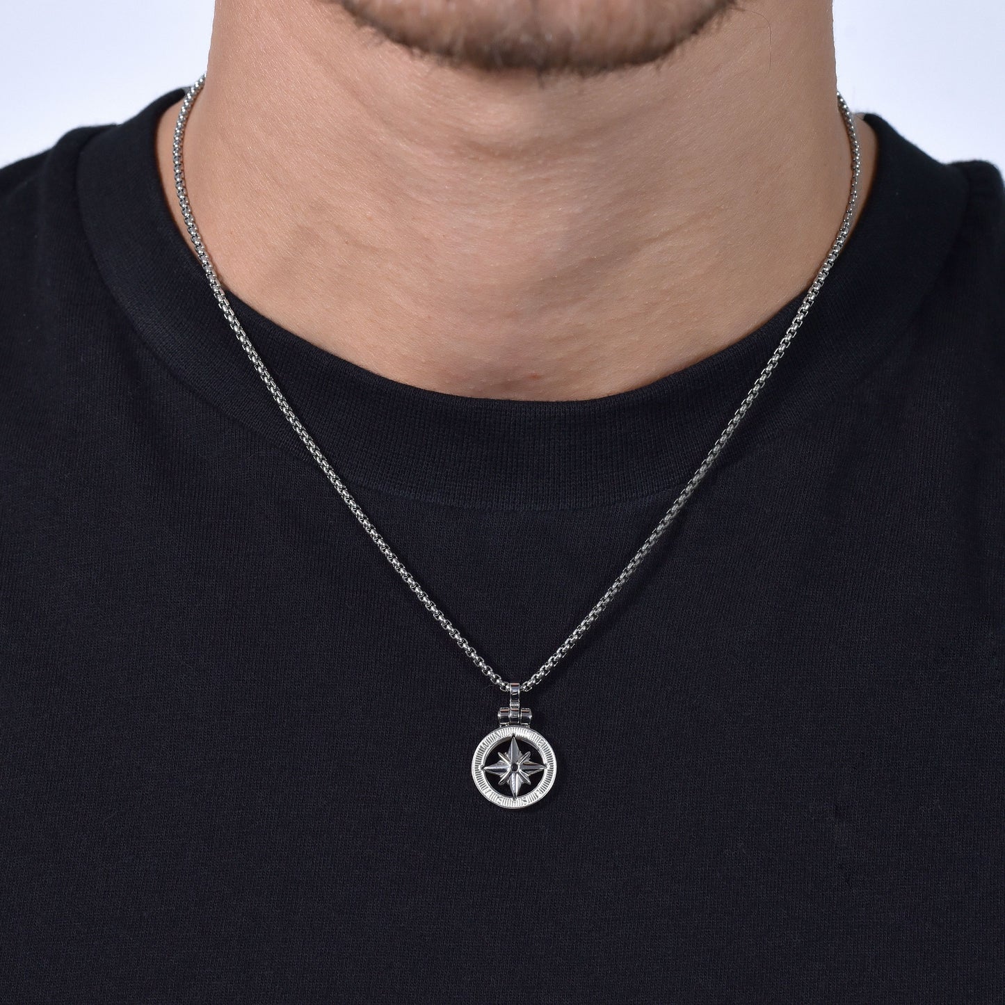 COLLAR DE ACERO PARA HOMBRE CON ROSA DE LOS VIENTOS