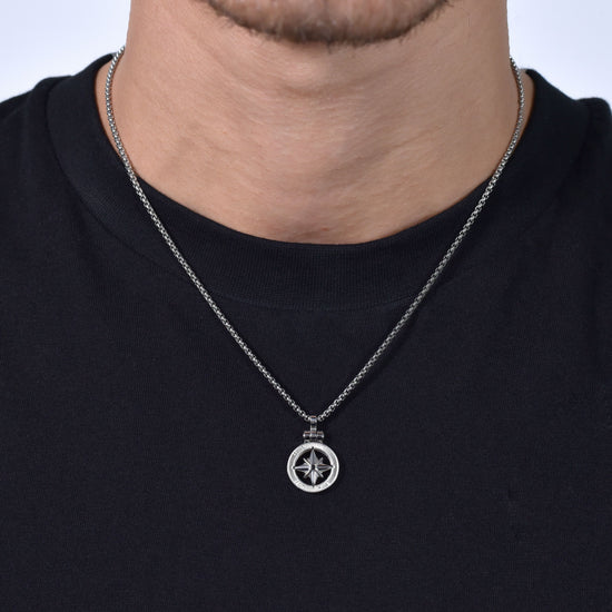 COLLAR DE ACERO PARA HOMBRE CON ROSA DE LOS VIENTOS