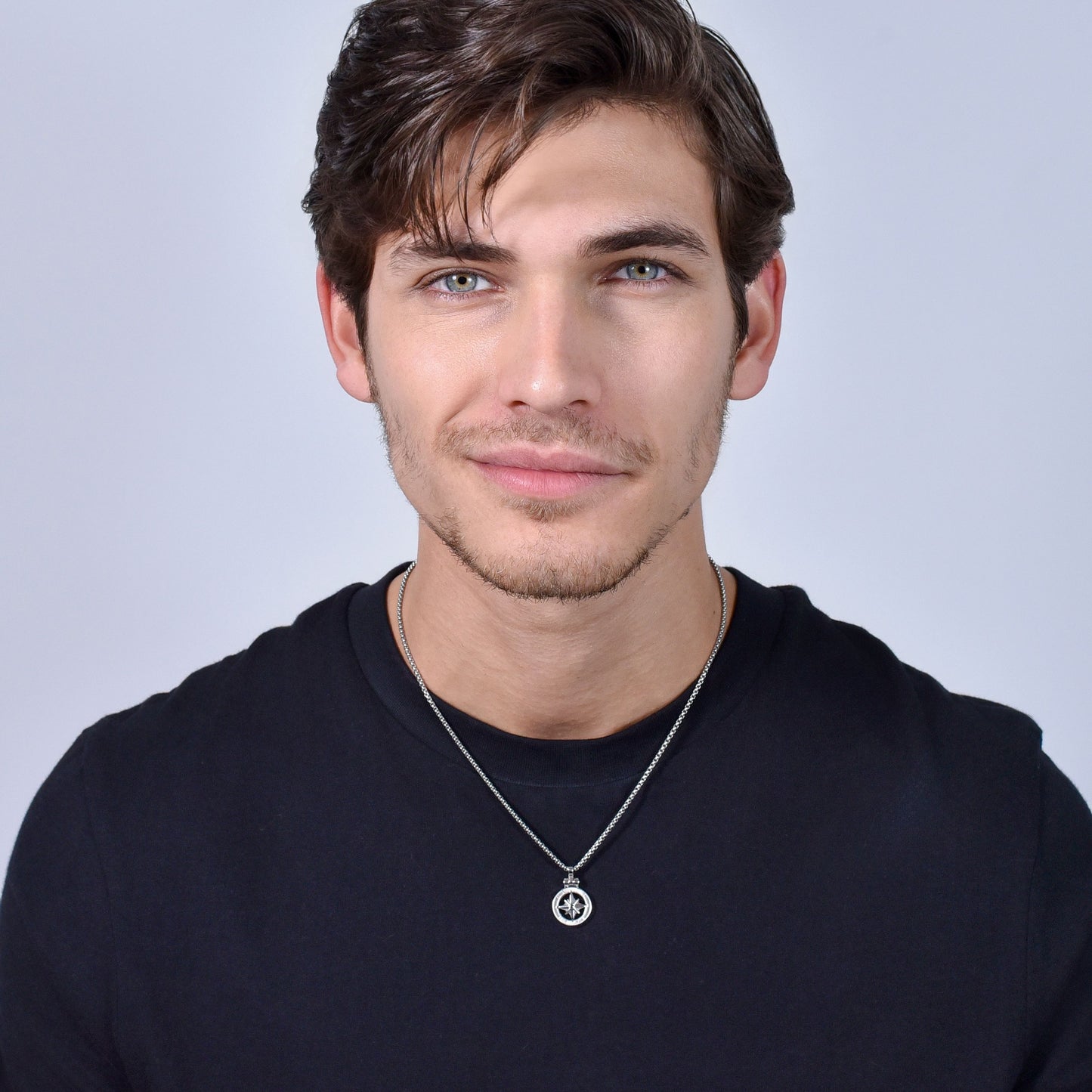 COLLAR DE ACERO PARA HOMBRE CON ROSA DE LOS VIENTOS