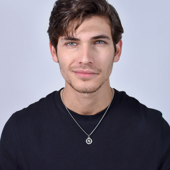 COLLAR DE ACERO PARA HOMBRE CON ROSA DE LOS VIENTOS