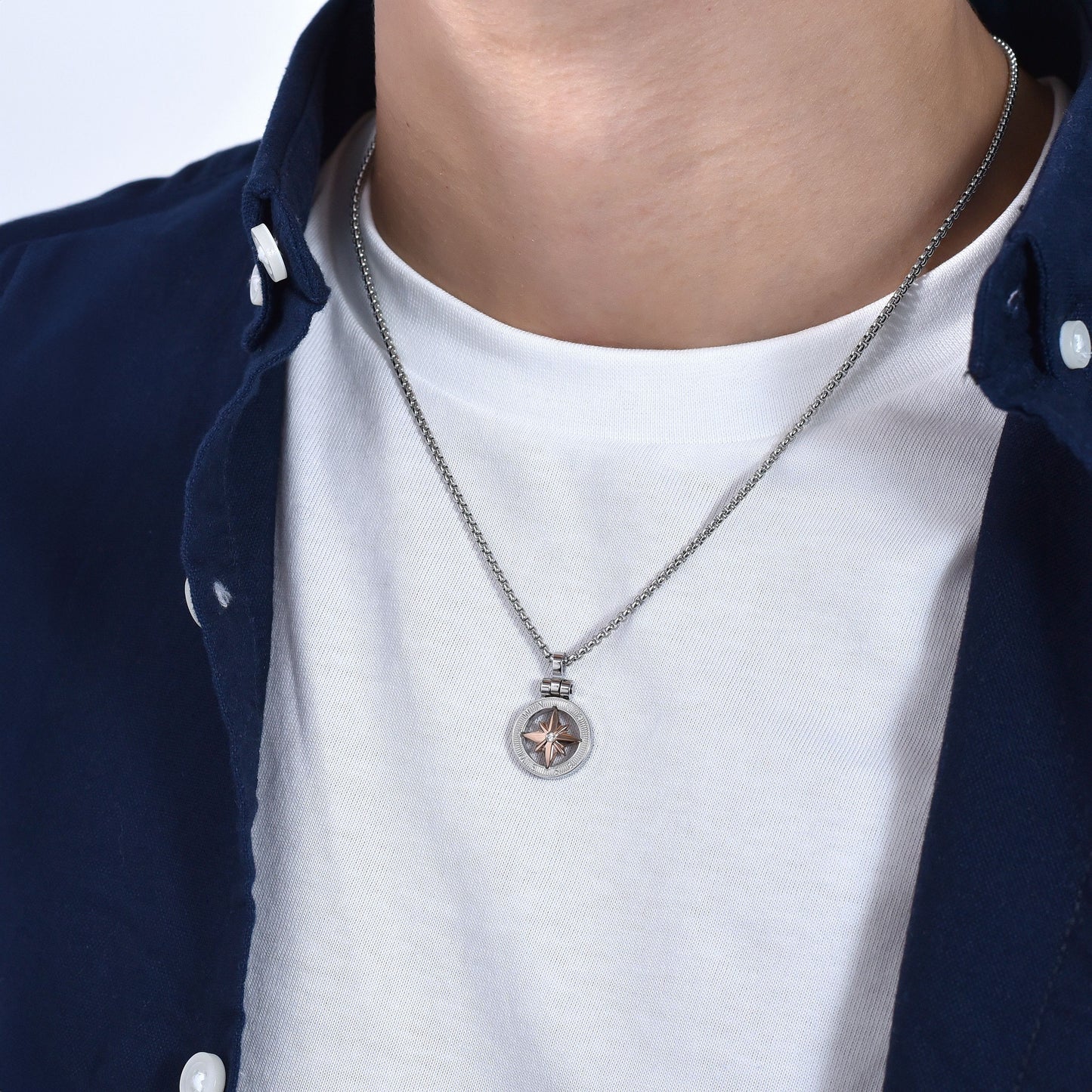 COLLAR DE ACERO PARA HOMBRES CON ROSA DE LOS VIENTOS IP