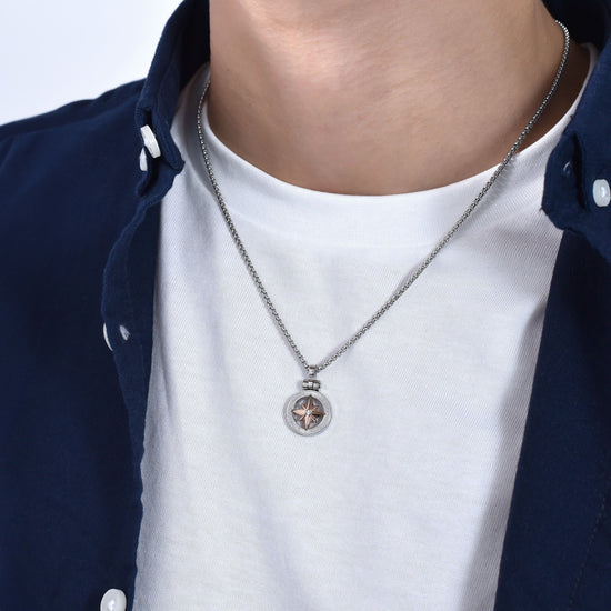 COLLAR DE ACERO PARA HOMBRES CON ROSA DE LOS VIENTOS IP