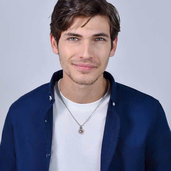 COLLAR DE ACERO PARA HOMBRES CON ROSA DE LOS VIENTOS IP