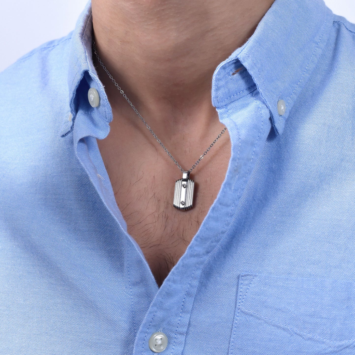 COLLAR DE ACERO PARA HOMBRES CON ELEMENTOS NEGROS