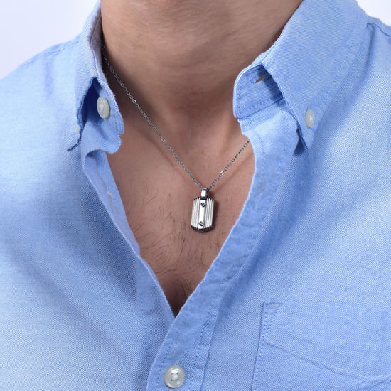 COLLAR DE ACERO PARA HOMBRES CON ELEMENTOS NEGROS