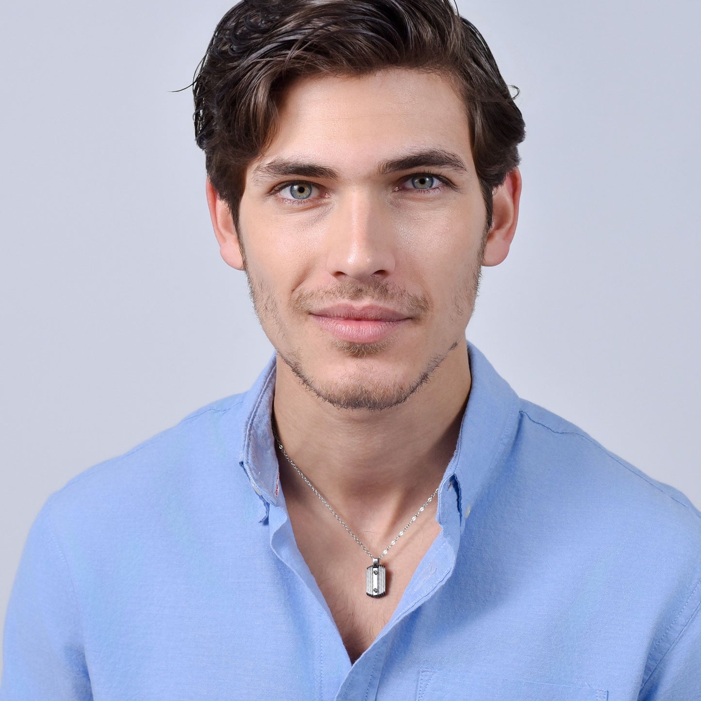 COLLAR DE ACERO PARA HOMBRES CON ELEMENTOS NEGROS