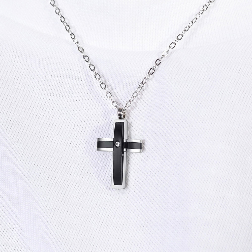 HOMBRE COLLAR DE ACERO CRUZ IP NEGRO Y CIRCONIO CÚBICO