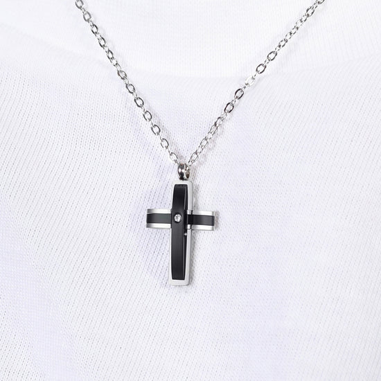 HOMBRE COLLAR DE ACERO CRUZ IP NEGRO Y CIRCONIO CÚBICO