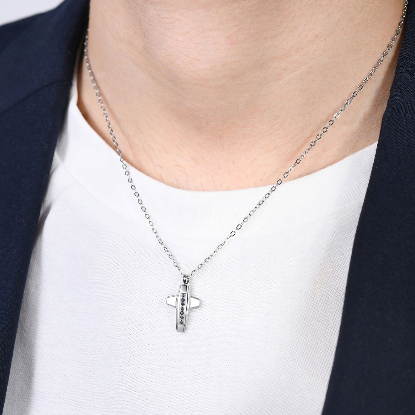 COLLAR DE HOMBRE CON CRUZ DE ACERO Y CIRCONITA NEGRA