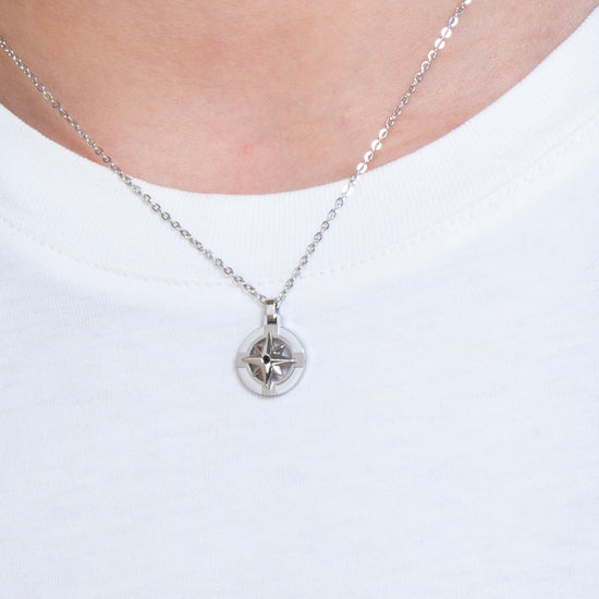 Carica immagine nella Galleria COLLANA UOMO IN ACCIAIO E ROSA DEI VENTI
