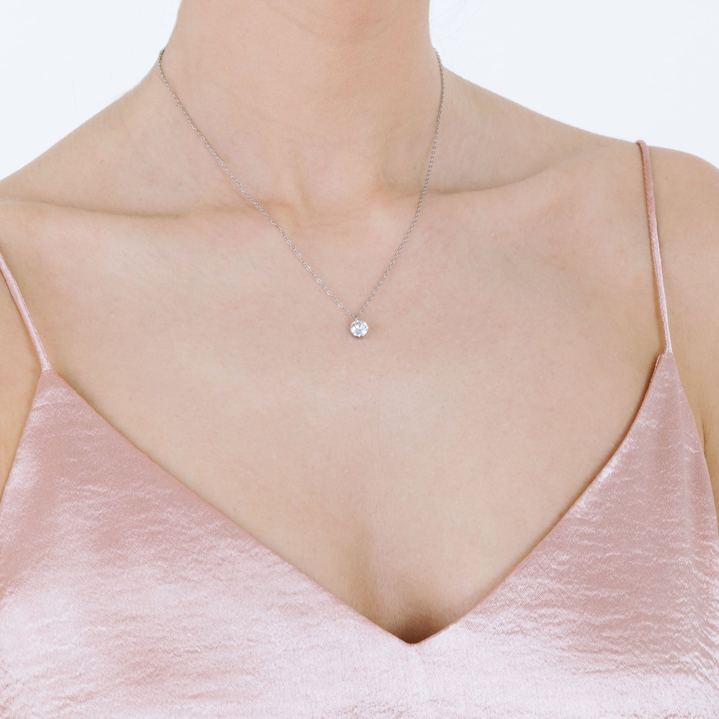 COLLAR DE MUJER CON LUZ DE PUNTA DE ACERO Y CRISTAL BLANCO DE 6 MM
