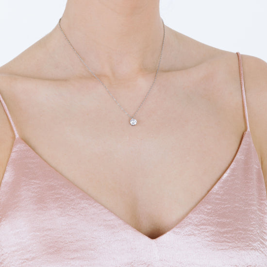 COLLAR DE MUJER CON LUZ DE PUNTA DE ACERO Y CRISTAL BLANCO DE 6 MM