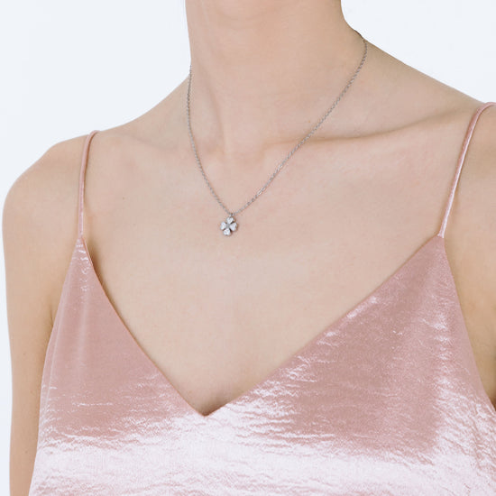 COLLAR DE ACERO PARA MUJER CON TRÉBOL DE CUATRO HOJAS Y CRISTALES BLANCOS