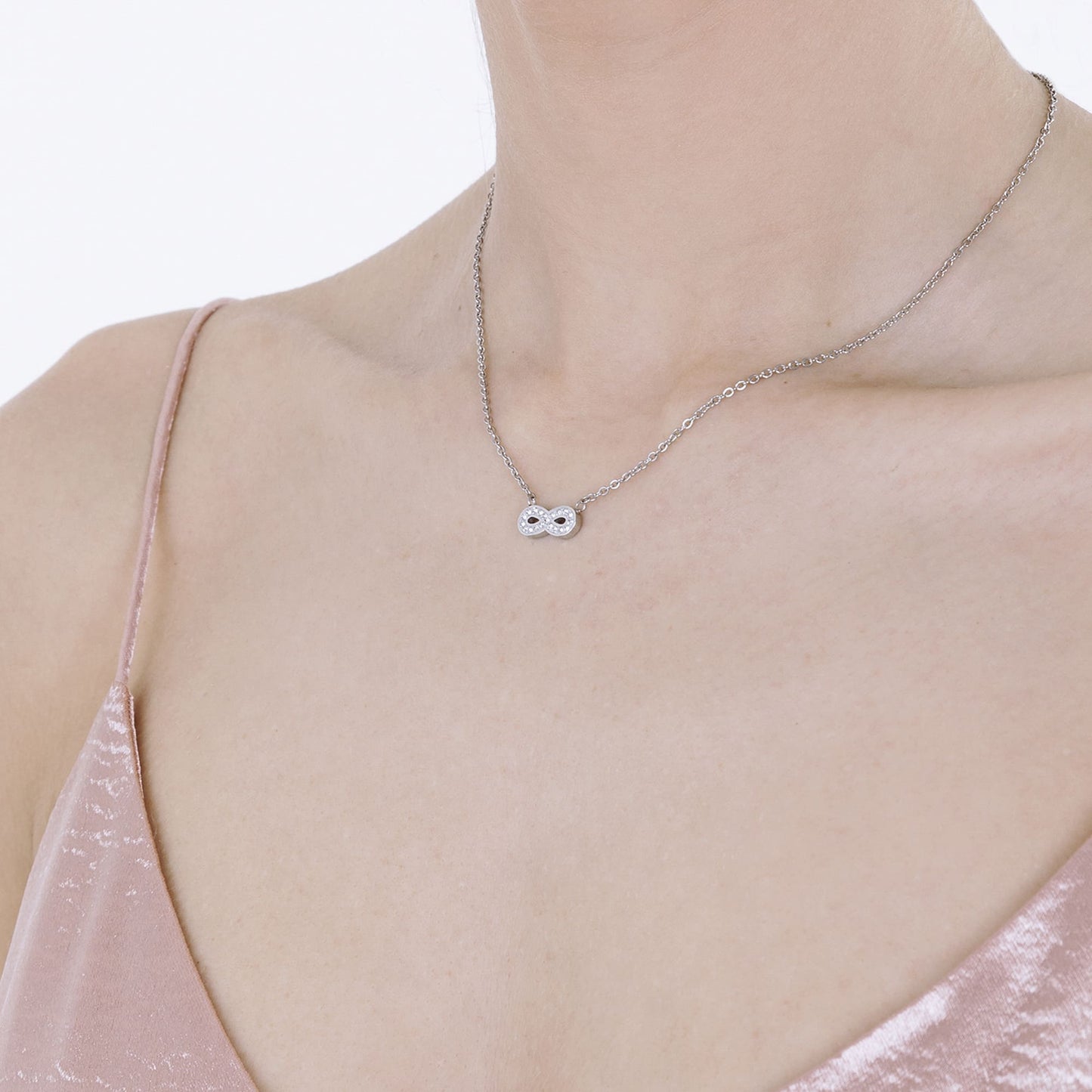 COLLAR DE ACERO PARA MUJER CON INFINITO Y CRISTALES BLANCOS