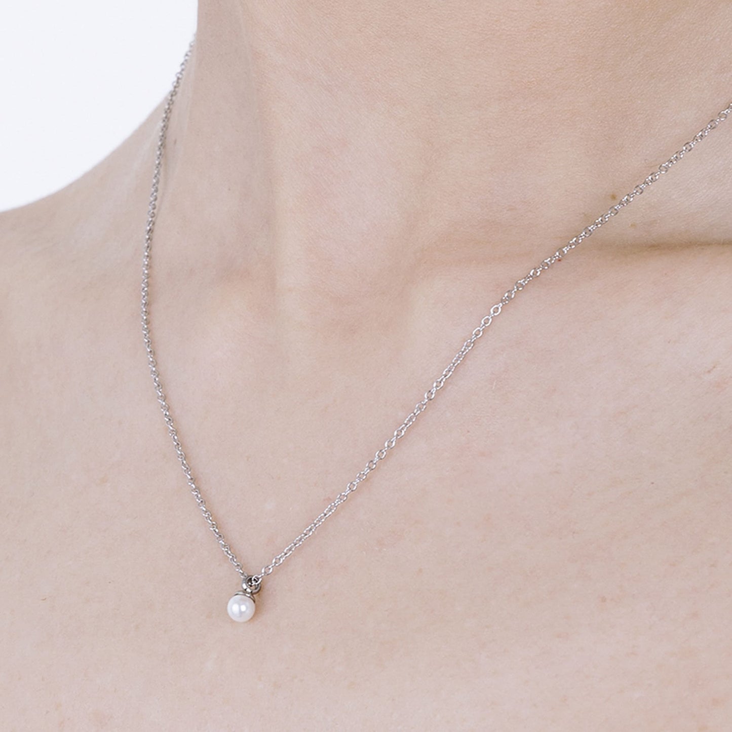 COLLAR DE ACERO PARA MUJER CON PERLAS DE 4 MM