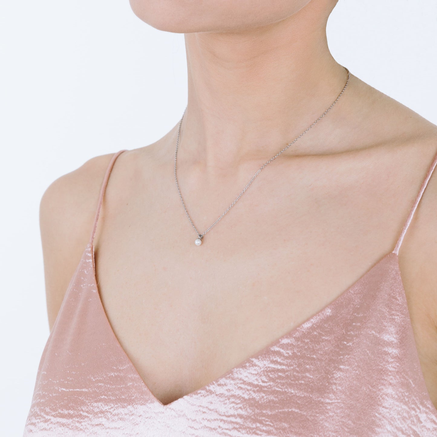 COLLAR DE ACERO PARA MUJER CON PERLAS DE 4 MM