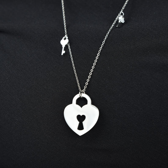 COLLAR DE ACERO CON LLAVE DE CORAZÓN