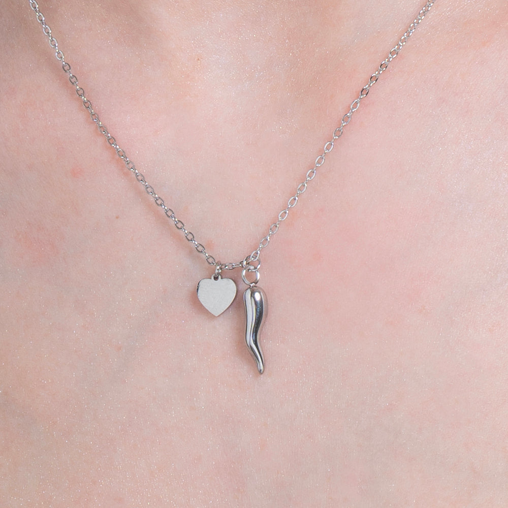 COLLAR DE ACERO PARA MUJER CON CORAZÓN Y CUERNO
