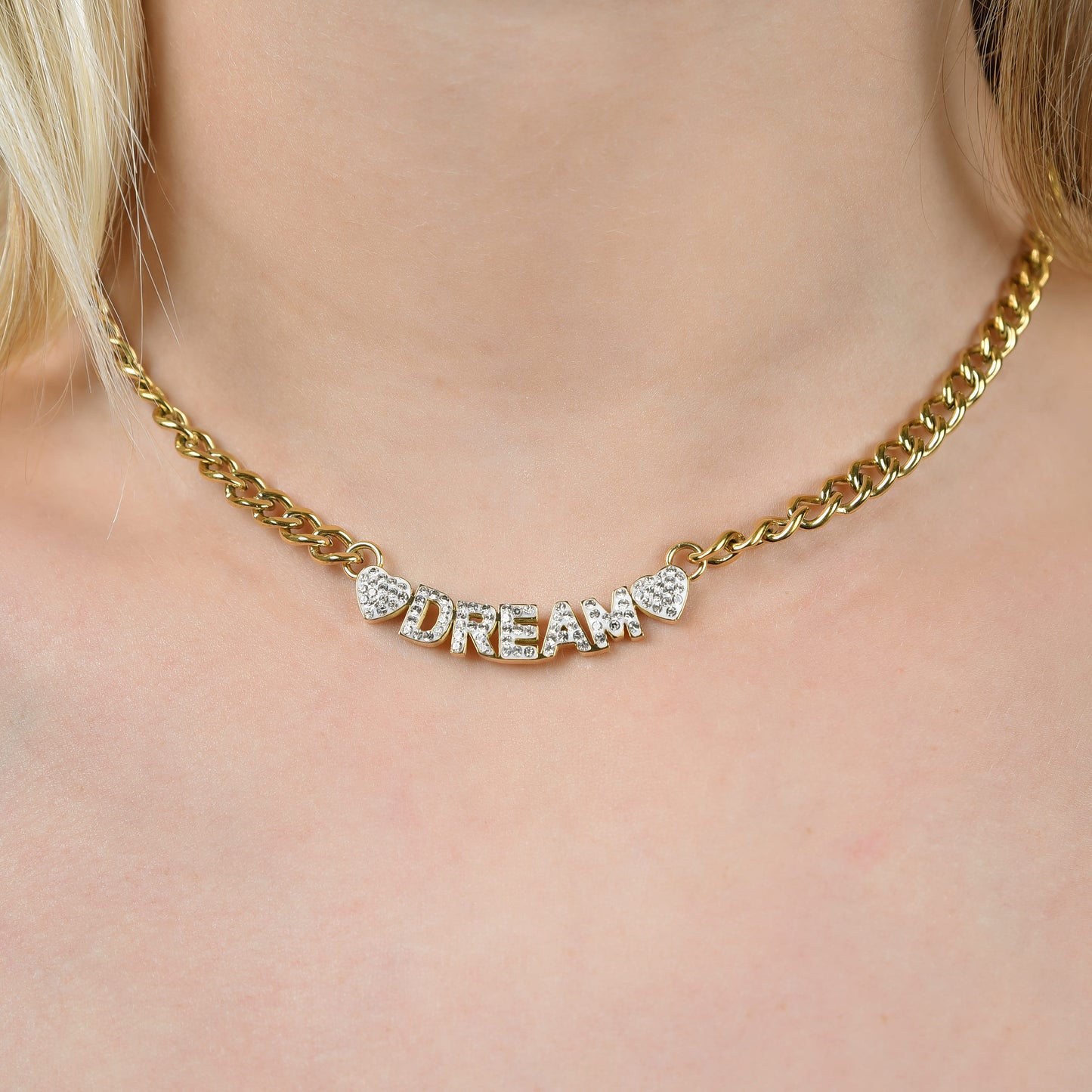 COLLAR DE SUEÑOS DE ACERO DORADO CON CRISTALES BLANCOS