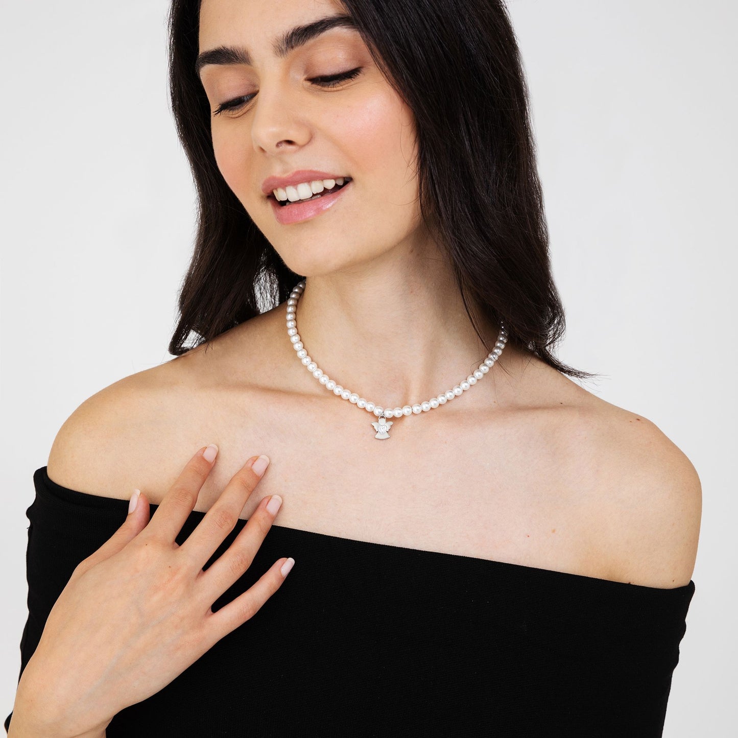 COLLAR DE PERLAS BLANCAS DE MUJER CON ÁNGEL