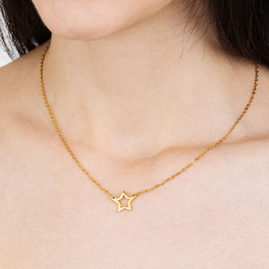 COLLAR DE ACERO IP DE MUJER CON ESTRELLA DE ORO