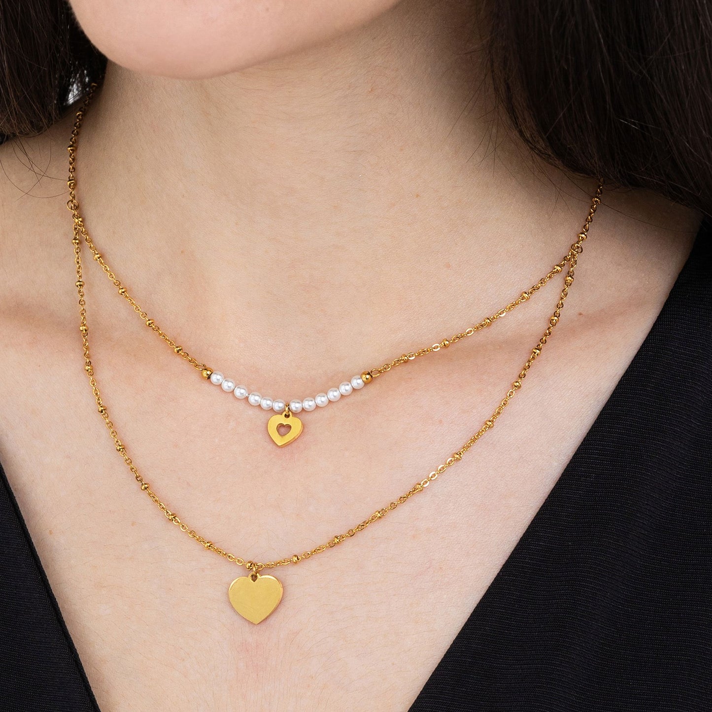 IP COLLAR DE ACERO DORADO PARA MUJER CON CORAZONES Y PERLAS BLANCAS