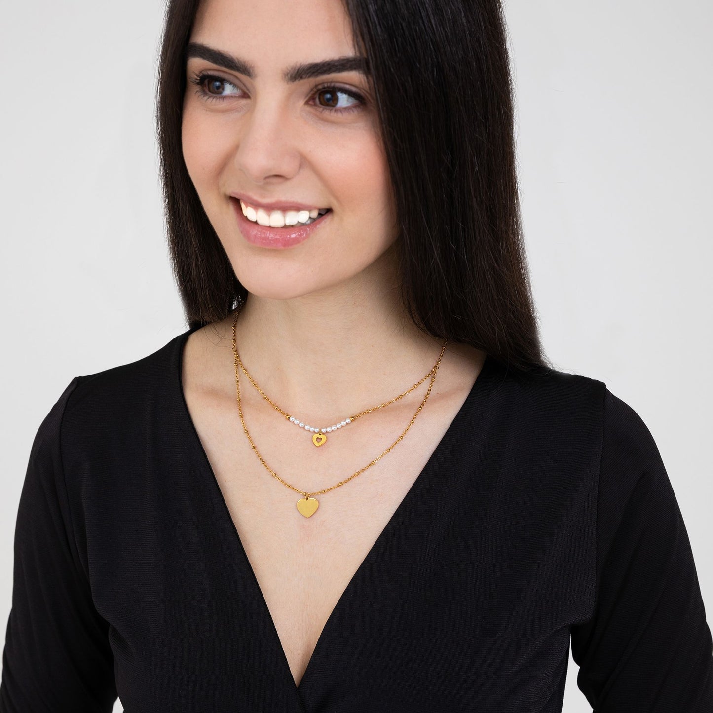 IP COLLAR DE ACERO DORADO PARA MUJER CON CORAZONES Y PERLAS BLANCAS