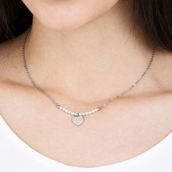 IP COLLAR DE ACERO DORADO PARA MUJER CON CORAZON Y PERLAS BLANCAS