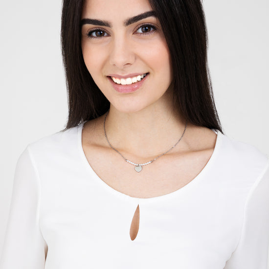 IP COLLAR DE ACERO DORADO PARA MUJER CON CORAZON Y PERLAS BLANCAS