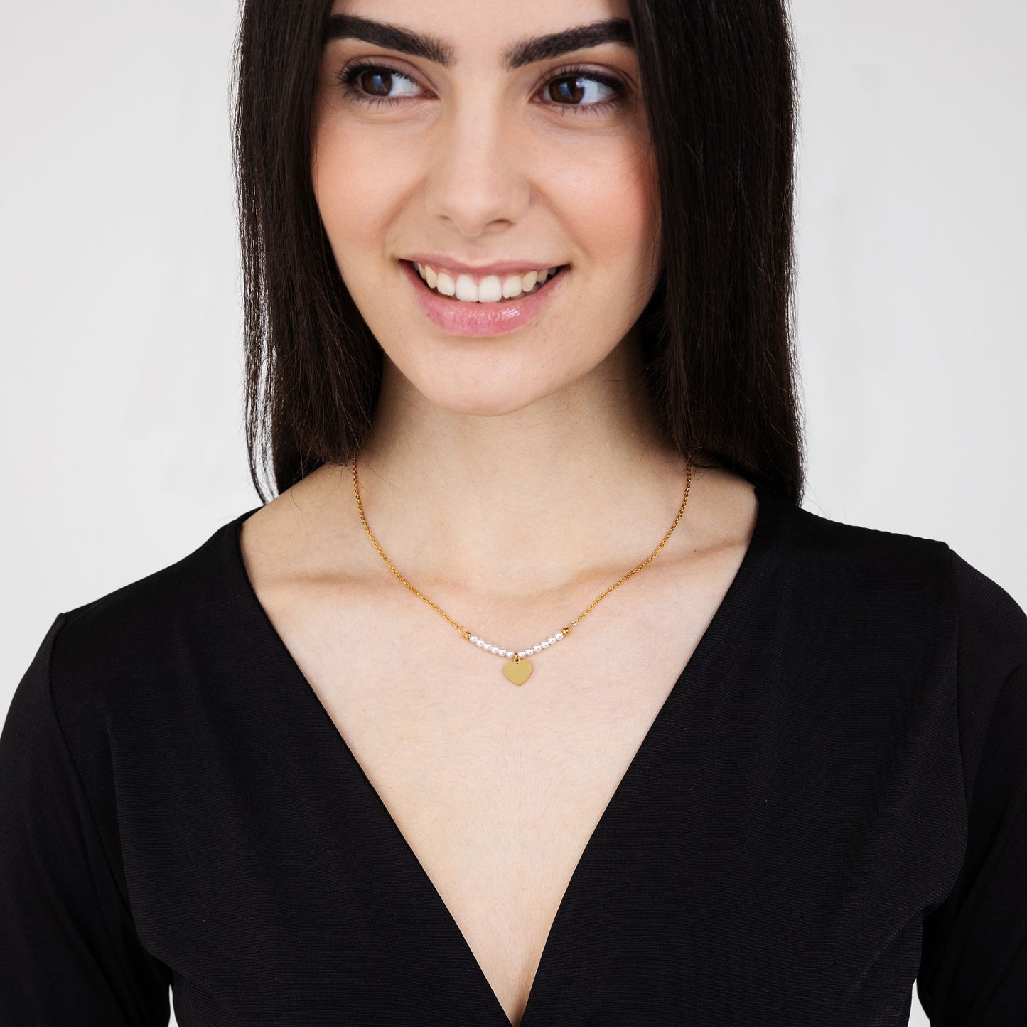 IP COLLAR DE ACERO DORADO PARA MUJER CON CORAZON Y PERLAS BLANCAS