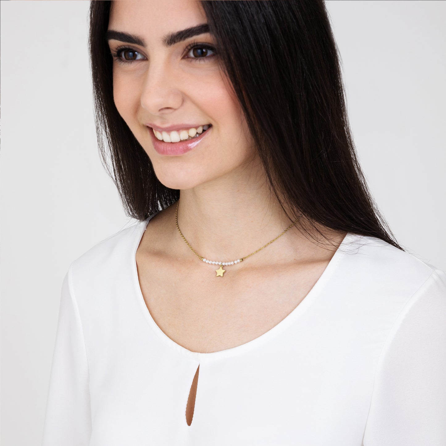 IP COLLAR DE ACERO DORADO PARA MUJER CON ESTRELLA Y PERLAS BLANCAS
