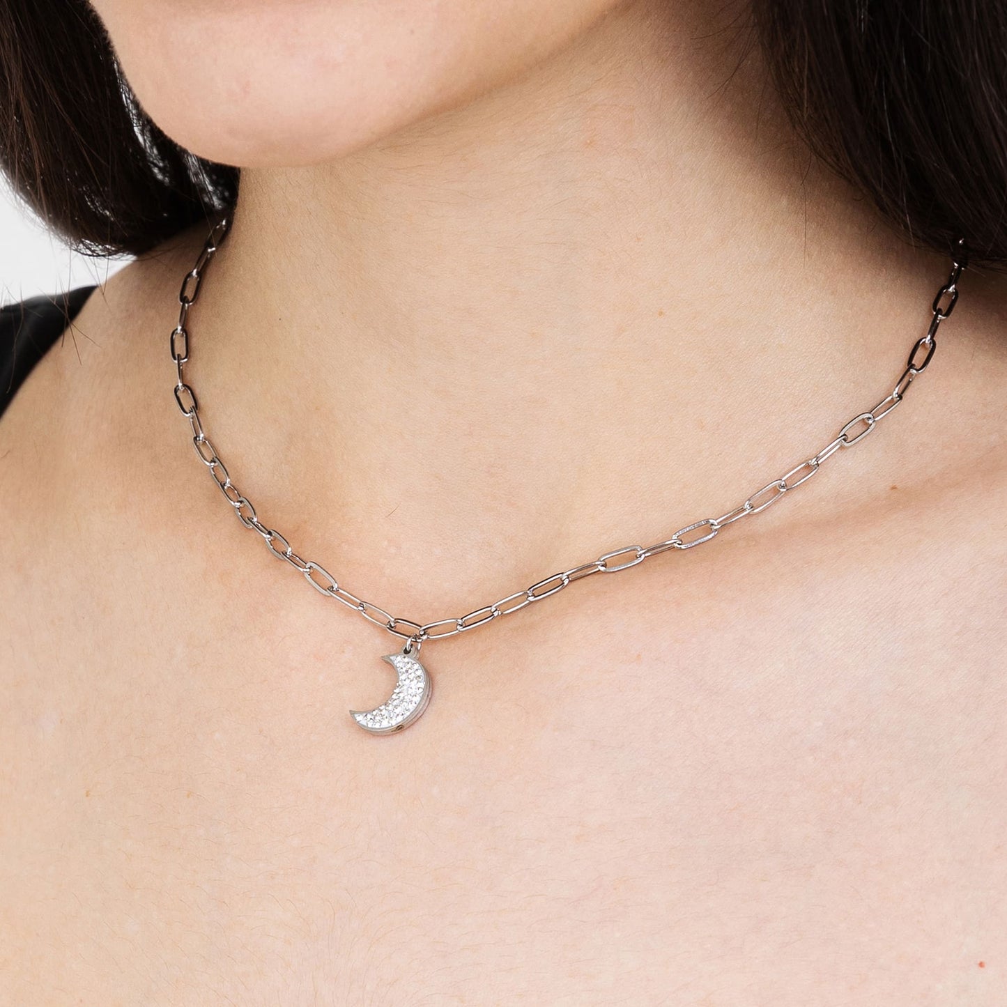 COLLAR DE ACERO PARA MUJER CON LUNA Y CRISTALES BLANCOS