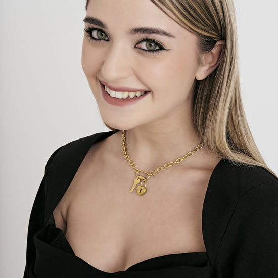 COLLAR DE ACERO PARA MUJER CON LLAVE Y CANDADO DE CORAZÓN