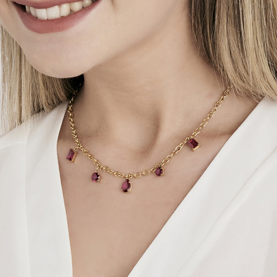 IP COLLAR DE ACERO DORADO PARA MUJER CON COLGANTES DE CRISTALES FUCSIA