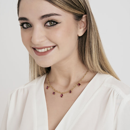 IP COLLAR DE ACERO DORADO PARA MUJER CON COLGANTES DE CRISTALES FUCSIA