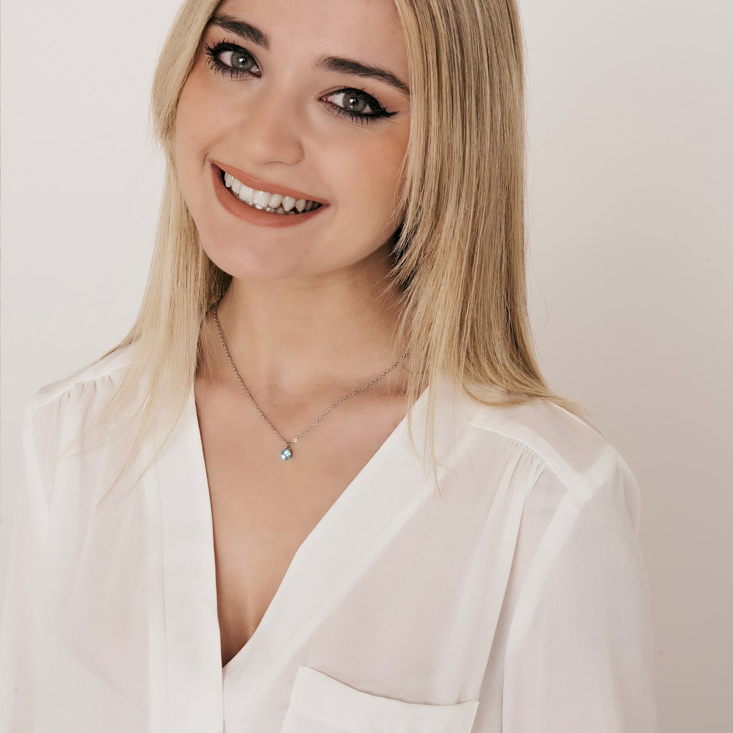 COLLAR DE ACERO PARA MUJER CON CRISTAL AZUL